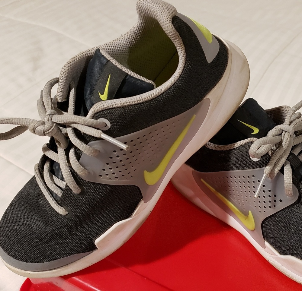 Nike Boys 5.5 running shoes gray/white/lime